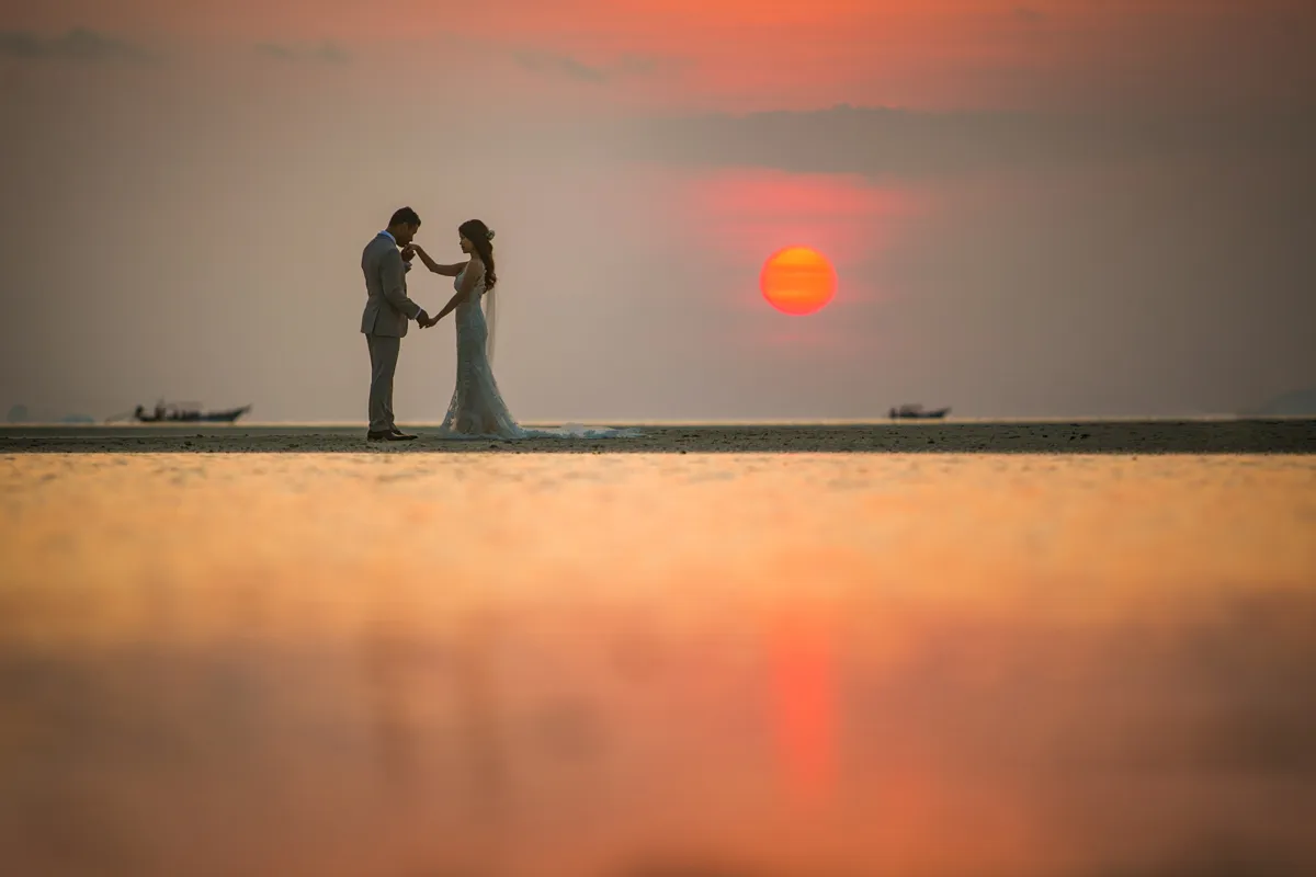 Sunset Wedding couple photography on the beach in Koh Samui of Yunee and Stan